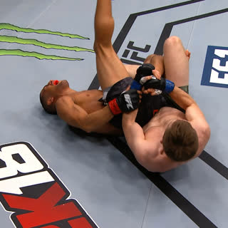 Необычный болевой в исполнении Бретта Джонса